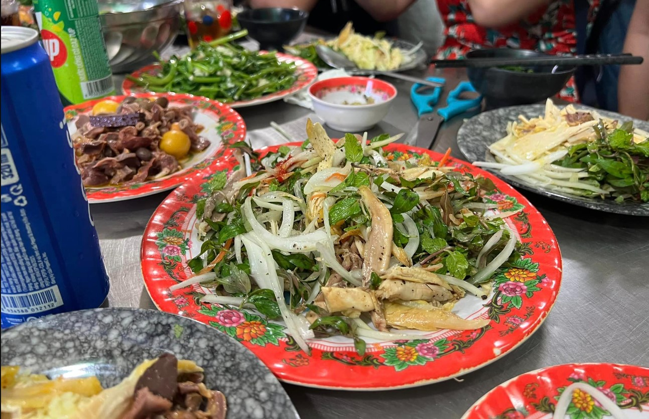 Cơm gà đậm đà với nước sốt đặc trưng là đặc sản của Hội An 